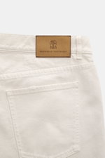 Close-up rear view of the leather patch on Brunello Cucinelli Jeans 'Iconic Fit' navy, featuring denim aus reiner Baumwolle, griffige Qualität, Iconic Fit (entspricht unserem Tapered Fit), reguläre Oberschenkelweite, sehr schmal zulaufend, knöchellang, Bu