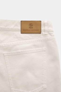 Close-up rear view of the leather patch on Brunello Cucinelli Jeans 'Iconic Fit' navy, featuring denim aus reiner Baumwolle, griffige Qualität, Iconic Fit (entspricht unserem Tapered Fit), reguläre Oberschenkelweite, sehr schmal zulaufend, knöchellang, Bu