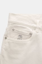 Close-up front view of Brunello Cucinelli Jeans 'Iconic Fit' navy in white denim aus reiner Baumwolle, griffige Qualität, Iconic Fit, reguläre Oberschenkelweite, sehr schmal zulaufend, knöchellang, Button Fly, Five-Pocket-Stil, Münztasche mit Logo-Stitchi