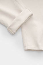 Brunello Cucinelli Jeans 'Iconic Fit' navy shown from close-up side angle, denim aus reiner Baumwolle, griffige Qualität, Iconic Fit, reguläre Oberschenkelweite, sehr schmal zulaufend, knöchellang, Button Fly, Five-Pocket-Stil, Münztasche mit Logo-Stitchi