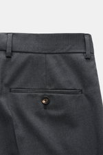 Windsor Wollhose 'Bene' dunkelgrau meliert, Rückansicht, aus elastischer Wolle mit Knopf-Gesäßtasche, französischen Taschen, Regular Fit, glattem Griff.
