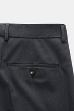 Windsor Wollhose 'Bene' dunkelgrau meliert, Rückansicht, aus elastischer Woll-Popeline mit Bundfalte, Knopf-Gesäßtasche und französischen Taschen.