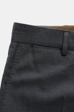 Windsor Wollhose 'Bene' dunkelgrau meliert, elastisch, Regular Fit, schmal zulaufend, mit französischer Tasche, Bundfalte, Knopfleiste, Detailansicht von oben.