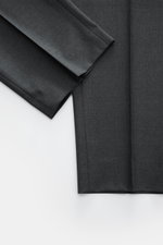Windsor Wollhose "Bene" dunkelgrau meliert aus Wolle, Regular Fit, leicht schmal zulaufend, einfache Bundfalte, von oben fotografiert.