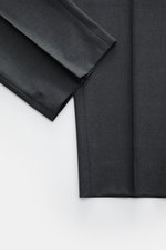 Windsor Wollhose 'Bene' dunkelgrau meliert, aus feiner Wolle, Regular Fit, leicht schmal zulaufend, mit einfacher Bundfalte, französischen Taschen, fotografiert von oben.