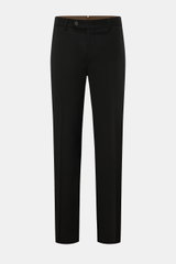 Frontale Aufnahme der Windsor Wollhose 'Bene' schwarz aus elastischer Wolle mit Regular Fit, Bundfalte, französischen Taschen und Knopfverschluss.