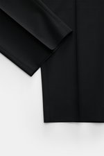 Windsor Wollhose 'Bene' schwarz aus elastischer Wolle, Regular Fit, schmal zulaufend, mit Bundfalte, Reißverschluss, Knöpfen, fotografiert von unten auf Hosenbein.