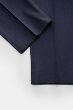 Nahaufnahme der Windsor Wollhose 'Sole' graublau aus feinem Woll-Twill mit glattem Griff, Regular Fit, französischen Taschen und offener Länge.