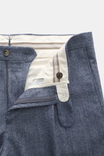 Close-up top front view of Windsor Trousers 'Silvi' smoky blue melange showing zip, buttons, and waistband in wool-cashmere-microfibre blend.

<p>The label WINDSOR has created the epitome of stylish men’s trousers with classic details with the model 'Silv