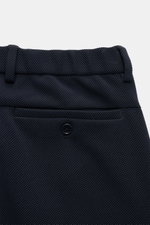 Close-up front view of Emporio Armani Jersey-Jogpants navy waistband with belt loop, button, and textured fabric; Zeitloser Stil trifft Komfort: Die Jogpants von EMPORIO ARMANI überzeugt mit feinem Jersey aus Modal-Mix und gewährt somit höchsten Tragekomf