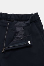 Close-up front view of Emporio Armani Jersey-Jogpants navy, showing textured navy fabric, zipper, button, and waistband details. Zeitloser Stil trifft Komfort: Die Jogpants von EMPORIO ARMANI überzeugt mit feinem Jersey aus Modal-Mix und gewährt somit höc