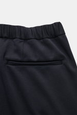 Close-up rear view of Emporio Armani Jersey-Jogpants navy showing elastic waistband and welt pocket, made from soft, elastic modal-cotton mix for comfort in regular fit. Zeitloser Stil trifft Komfort: Die Jogpants von EMPORIO ARMANI überzeugt mit feinem J