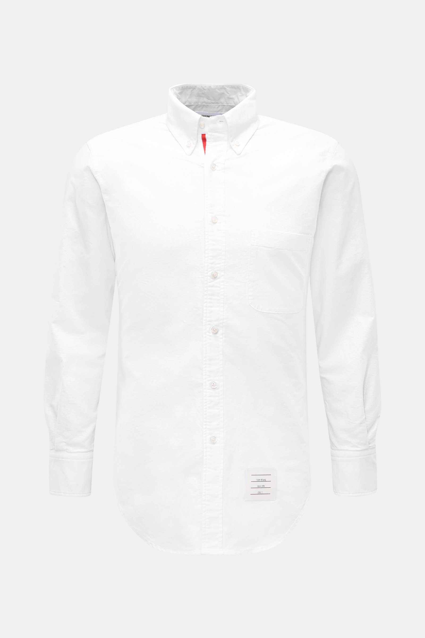 Thom Browne Oxford-Hemd Button-Down-Kragen weiß, frontal fotografiert, aus reiner Baumwolle, Extra Slim Fit, mit Brusttasche, Sportmanschette, gerundetem Saum und Tricolore-Ripsband.