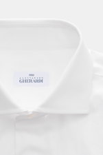 Nahaufnahme des weißen Gherardi Business Hemd Haifisch-Kragen Slim Fit, glatter Griff, Gabardine Baumwolle, französische Knopfleiste, klassische Manschette, geteilte Rückenpasse, Taillenabnäher, gerundeter Saum.