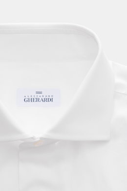 Nahaufnahme des weißen Gherardi Business Hemd Haifisch-Kragen Slim Fit, glatter Griff, Gabardine Baumwolle, französische Knopfleiste, klassische Manschette, geteilte Rückenpasse, Taillenabnäher, gerundeter Saum.