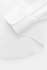 Gherardi Business Hemd Haifisch-Kragen weiß, Detailaufnahme von Manschette und Saum, Gabardine aus reiner Baumwolle, glatter Griff, leichte Qualität, Slim Fit, französische Knopfleiste, klassische Sportmanschette, geteilte Rückenpasse, rückwärtige Taillen