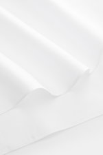 Gherardi Business Hemd Haifisch-Kragen weiß, Nahaufnahme glatter Gabardine aus reiner Baumwolle, Slim Fit, französische Knopfleiste, gerundeter Saum, Perspektive Vorderseite leicht schräg oben.