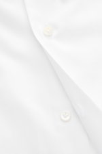 Gherardi Business Hemd Haifisch-Kragen weiß aus Gabardine Baumwolle, glatter Griff, Slim Fit, Haifisch-Kragen, Knopfleiste, Sportmanschette, Rückenpasse, Taillenabnäher, gerundeter Saum, Detailaufnahme frontal.