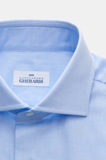 Gherardi Business Hemd Haifisch-Kragen hellblau, Nahaufnahme von vorne, Gabardine Baumwolle, extra Slim Fit, Sportmanschette, glatter Griff, leichte Qualität.