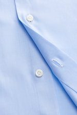 Gherardi Business Hemd Haifisch-Kragen hellblau, Nahaufnahme der glatten Baumwoll-Gabardine mit französischer Knopfleiste und Sportmanschette.