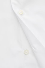 Nahaufnahme des weißen Gherardi Business Hemds Haifisch-Kragen weiß mit französischer Knopfleiste und glattem Popeline-Stoff in Extra Slim Fit.
