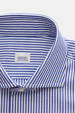 Nahaufnahme des Gherardi Business Hemd Haifisch-Kragen navy/weiß gestreift, elegante Baumwolle, extra Slim Fit, Haifisch-Kragen frontal sichtbar.