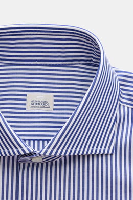 Nahaufnahme des Gherardi Business Hemd Haifisch-Kragen navy/weiß gestreift, elegante Baumwolle, extra Slim Fit, Haifisch-Kragen frontal sichtbar.