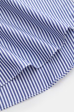 Gherardi Business Hemd Haifisch-Kragen navy/weiß gestreift, Detailaufnahme des Saumverlaufs aus glatter, reiner Baumwolle in Extra Slim Fit.