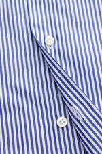 Gherardi Business Hemd Haifisch-Kragen navy/weiß gestreift, Detailansicht Knopfleiste, reine Baumwolle, Extra Slim Fit, glatter Griff.