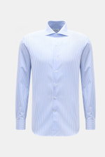 Gherardi Business Hemd Haifisch-Kragen hellblau/weiß gestreift, aus reiner Baumwolle, extra Slim Fit, glatter Griff, Sportmanschette, französische Knopfleiste, Taillenabnäher, leicht gerundeter Saum, frontale Perspektive.