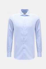 Gherardi Business Hemd Haifisch-Kragen hellblau/weiß gestreift, aus reiner Baumwolle, extra Slim Fit, glatter Griff, Sportmanschette, französische Knopfleiste, Taillenabnäher, leicht gerundeter Saum, frontale Perspektive.