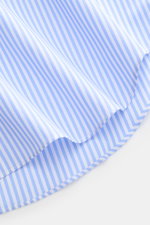 Gherardi Business Hemd Haifisch-Kragen hellblau/weiß gestreift, Detailaufnahme des leicht gerundeten Saums aus reiner Baumwolle, glatter Griff, Extra Slim Fit.