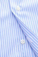 Gherardi Business Hemd Haifisch-Kragen hellblau/weiß gestreift, Detailaufnahme von glattem Baumwollstoff, Knöpfen, extra Slim Fit, französischer Knopfleiste.