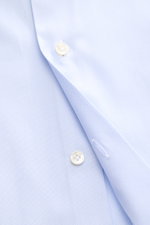 Gherardi Business Hemd Haifisch-Kragen hellblau in Extra Slim Fit, Panama-Baumwolle, Sportmanschette, Nahaufnahme der Knopfleiste.
