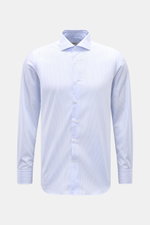 Gherardi Business Hemd Haifisch-Kragen hellblau/weiß gestreift, frontal fotografiert, Slim Fit, Popeline, Sportmanschette, Taillenabnäher, gerundeter Saum.