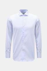 Gherardi Business Hemd Haifisch-Kragen hellblau/weiß gestreift, frontal fotografiert, Slim Fit, Popeline, Sportmanschette, Taillenabnäher, gerundeter Saum.