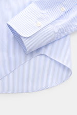 Gherardi Business Hemd Haifisch-Kragen hellblau/weiß gestreift, Detailaufnahme von Manschette und gerundetem Saum aus feiner Baumwolle, Extra Slim Fit.