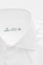 Detailaufnahme des weißen Borrelli Business Hemd 'Luciano' Haifisch-Kragen mit handgefertigtem Twill aus Sakellaridis-Baumwolle.