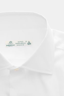 Detailaufnahme des weißen Borrelli Business Hemd 'Luciano' Haifisch-Kragen mit handgefertigtem Twill aus Sakellaridis-Baumwolle.