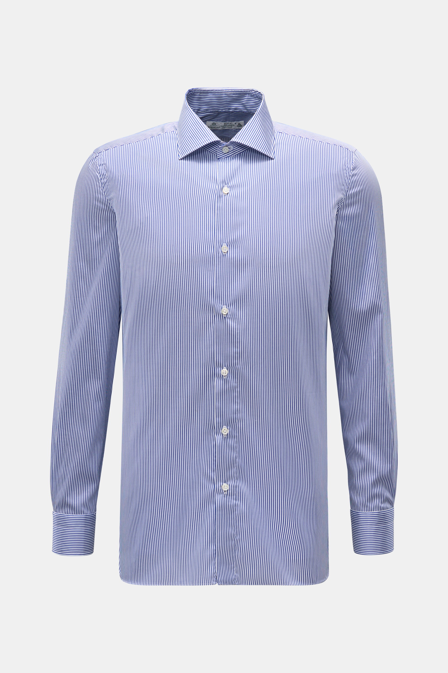 Borrelli Business Hemd 'Luciano' Haifisch-Kragen navy/weiß gestreift, Slim Fit, Twill Baumwolle, Perlmuttknöpfe, frontal fotografiert.
