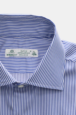 Close-up front view of the Borrelli Business Shirt 'Luciano' Shark Collar navy/white striped, showcasing twill cotton fabric and label.

Description: <p>Masterful craftsmanship down to the smallest detail: The 'Luciano' shirt by BORRELLI embodies Neapolit