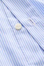 Close-up front view of Borrelli Business Shirt 'Luciano' Shark Collar blue/white striped, showcasing handmade mother-of-pearl button on twill cotton.

Description: Masterful craftsmanship down to the smallest detail: The 'Luciano' shirt by BORRELLI embodi