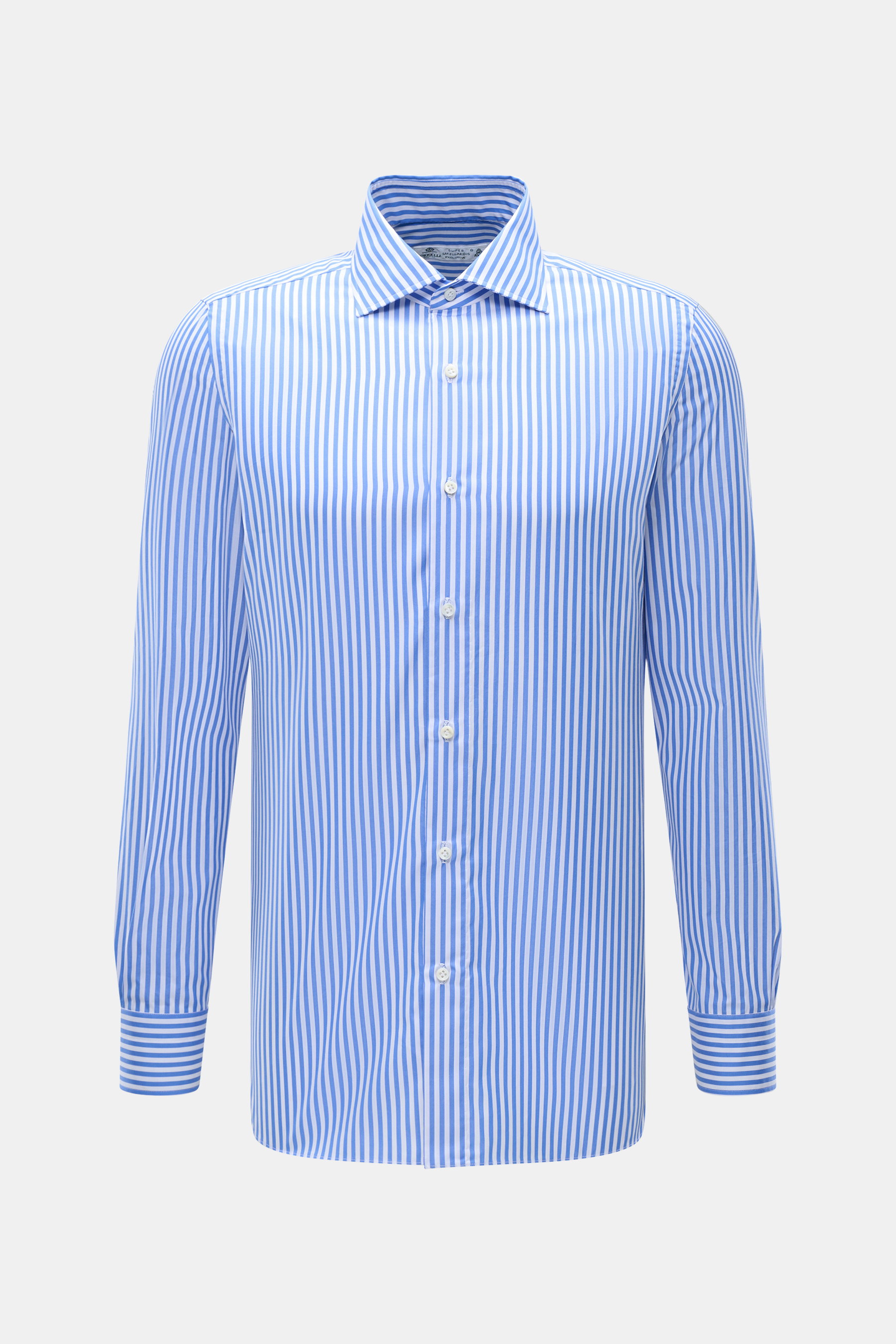 Borrelli Business Hemd 'Luciano' Haifisch-Kragen blau/weiß gestreift, Slim Fit, Perlmuttknöpfe, französische Knopfleiste, von vorne fotografiert.