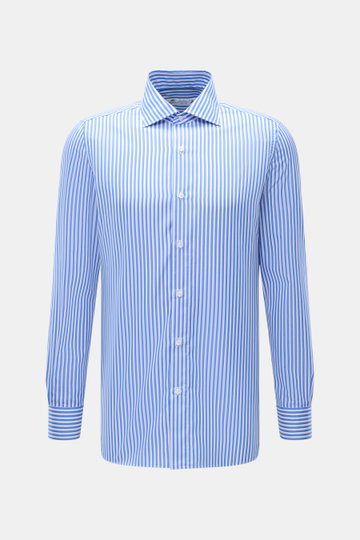 Borrelli Business Hemd 'Luciano' Haifisch-Kragen blau/weiß gestreift, Slim Fit, Perlmuttknöpfe, französische Knopfleiste, von vorne fotografiert.