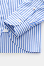 Borrelli Business Shirt 'Luciano' Shark Collar blue/white striped, close-up of cuff and placket from above, masterful craftsmanship, pure cotton twill, slim fit, mother-of-pearl buttons.