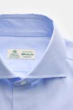 Borrelli Business Hemd 'Nando' Haifisch-Kragen hellblau, Nahaufnahme von oben, feines Baumwollgewebe, glatter Griff, Perlmuttknopf sichtbar.