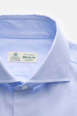 Borrelli Business Hemd 'Nando' Haifisch-Kragen hellblau, Nahaufnahme von oben, feines Baumwollgewebe, glatter Griff, Perlmuttknopf sichtbar.