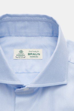 Nahaufnahme des Borrelli Business Hemd 'Nando' Haifisch-Kragen hellblau von oben, feines Oxford-Webmuster, reine Baumwolle, Perlmuttknöpfe.
