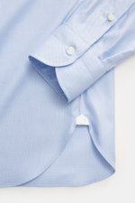 Borrelli Business Hemd 'Nando' Haifisch-Kragen hellblau, Detailansicht Manschette mit Perlmuttknöpfen, feines Oxford-Webmuster, reine Baumwolle.