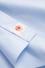 Blick auf Manschette mit Label des Borrelli Business Hemd 'Nando' Haifisch-Kragen hellblau aus feinem Oxford-Baumwollstoff, Slim Fit.